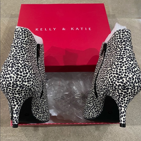 NWOT - Kelly & Katie Arina Ankle Bootie - Picture 3 of 6